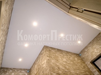 Классические натяжные потолки в прихожей 5